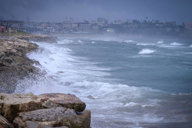 רחובות מוצפים, קניות "רטובות" לשבת, כלי רכב בתוך נהרות | 31 רגעים מ"ביירון"