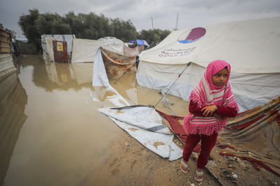 האוהלים שהוצפו בעקבות גשמי הסופה "ביירון" במחנה הפליטים נוסייראת, במרכז רצועת עזה