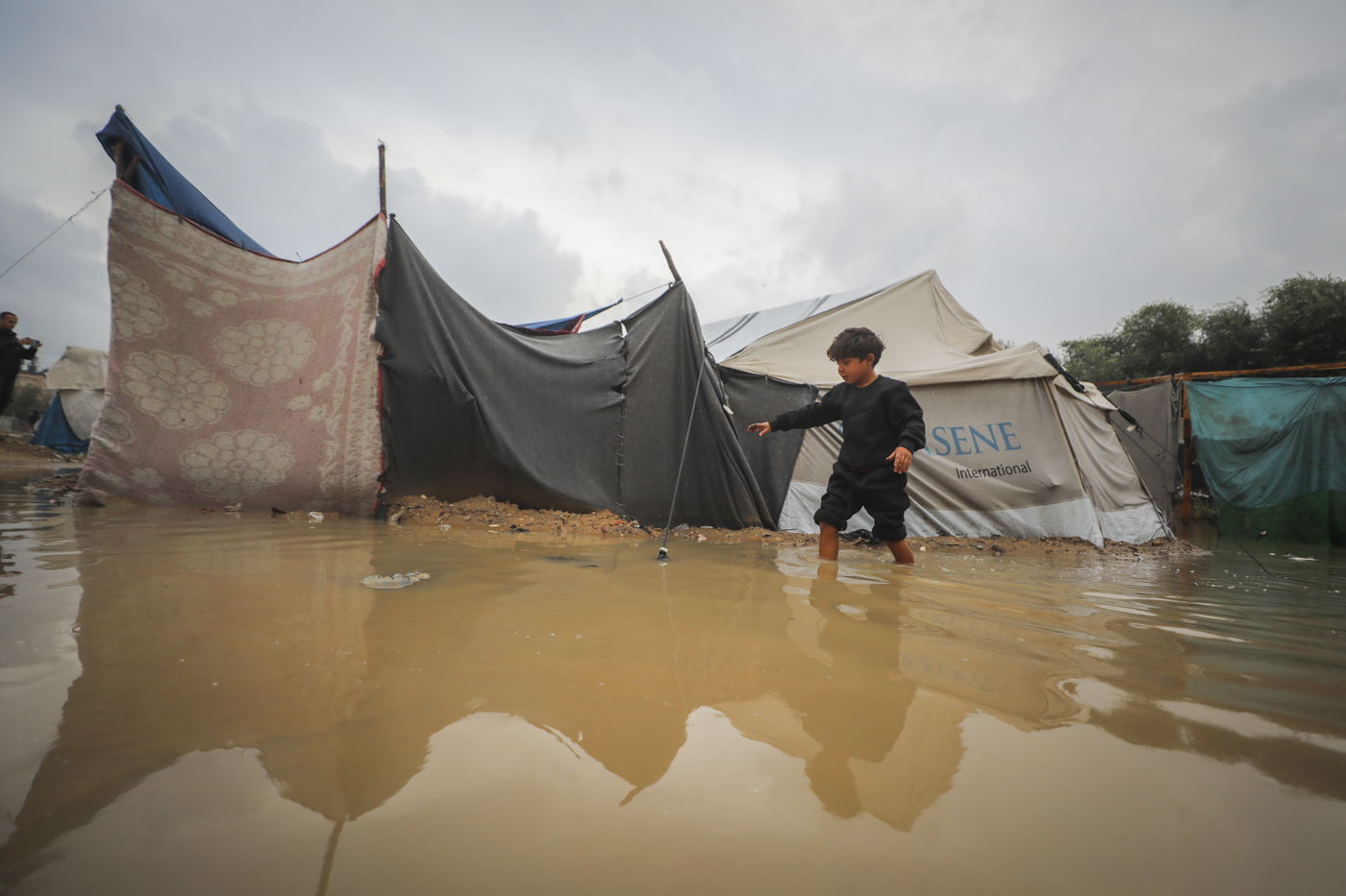 האוהלים שהוצפו בעקבות גשמי הסופה "ביירון" במחנה הפליטים נוסייראת, במרכז רצועת עזה