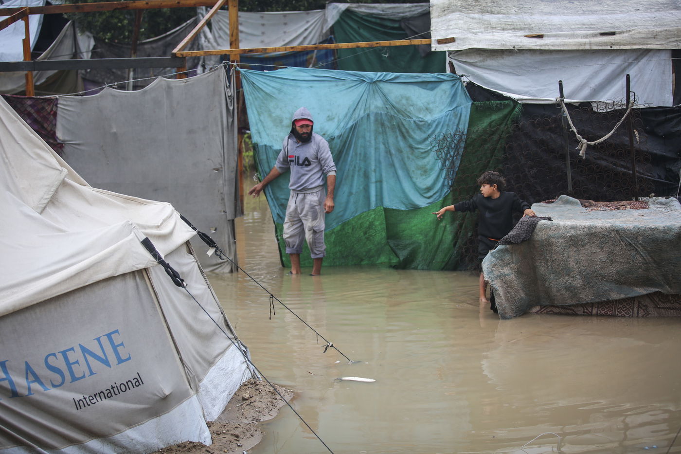 האוהלים שהוצפו בעקבות גשמי הסופה "ביירון" במחנה הפליטים נוסייראת, במרכז רצועת עזה