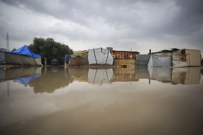 אוהלים שהוצפו במחנה הפליטים נוסייראת, במרכז רצועת עזה