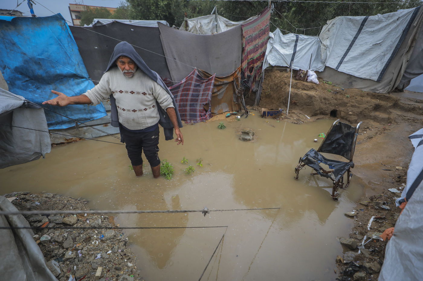 האוהלים שהוצפו בעקבות גשמי הסופה "ביירון" במחנה הפליטים נוסייראת, במרכז רצועת עזה