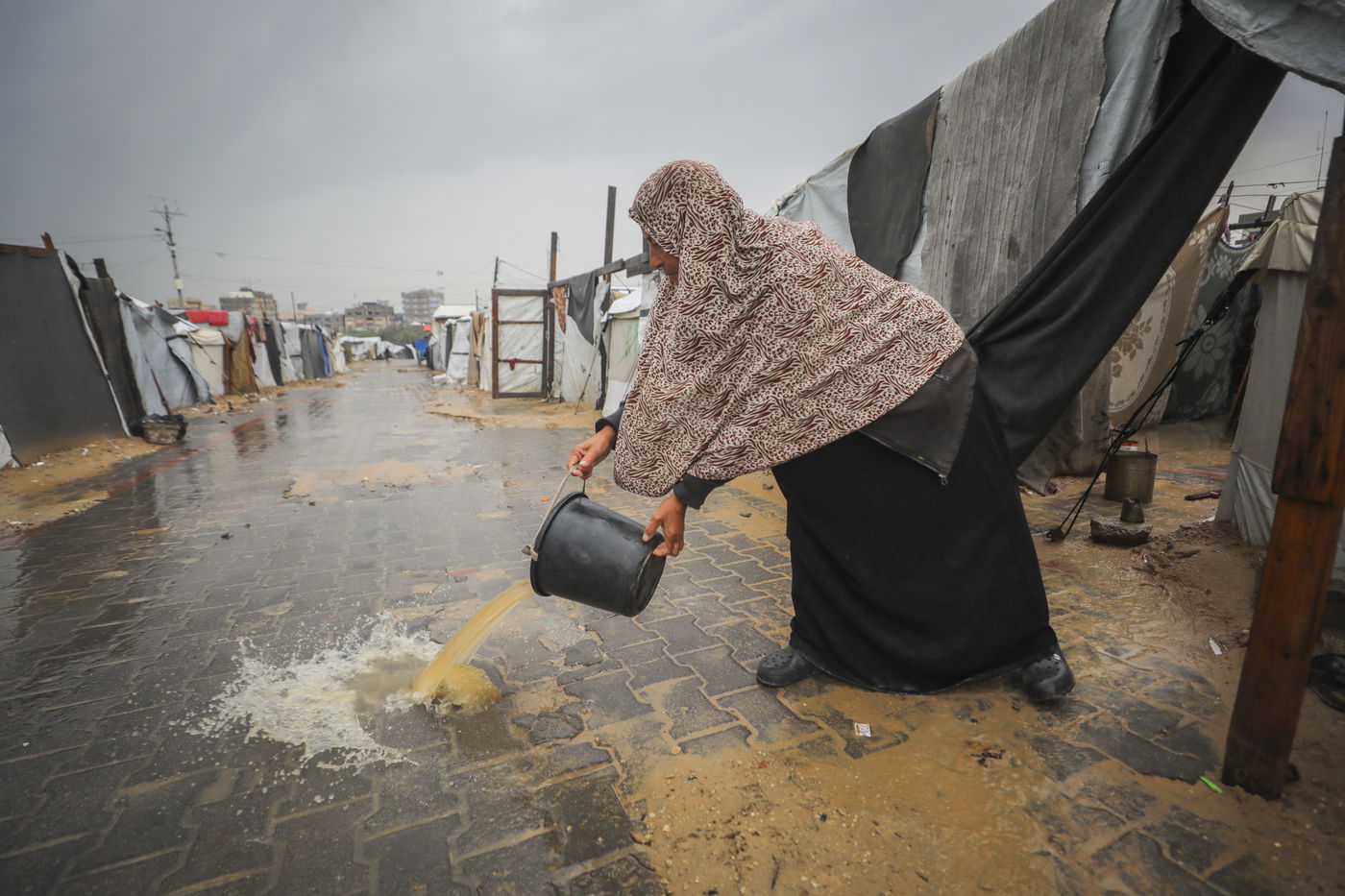 האוהלים שהוצפו בעקבות גשמי הסופה "ביירון" במחנה הפליטים נוסייראת, במרכז רצועת עזה