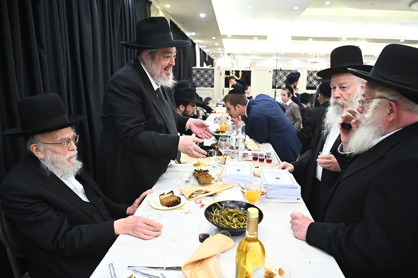 שמחת נישואי בנו של הרב יצחק קורלנסקי עם נכדת רבי שריאל רוזנברג