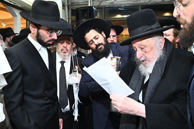 שמחת נישואי בנו של הרב יצחק קורלנסקי עם נכדת רבי שריאל רוזנברג