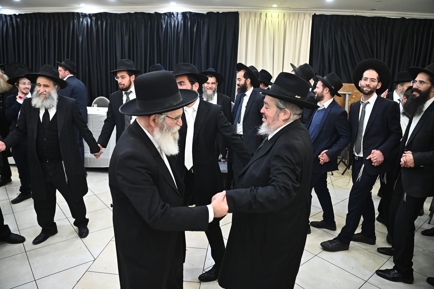 שמחת נישואי בנו של הרב יצחק קורלנסקי עם נכדת רבי שריאל רוזנברג