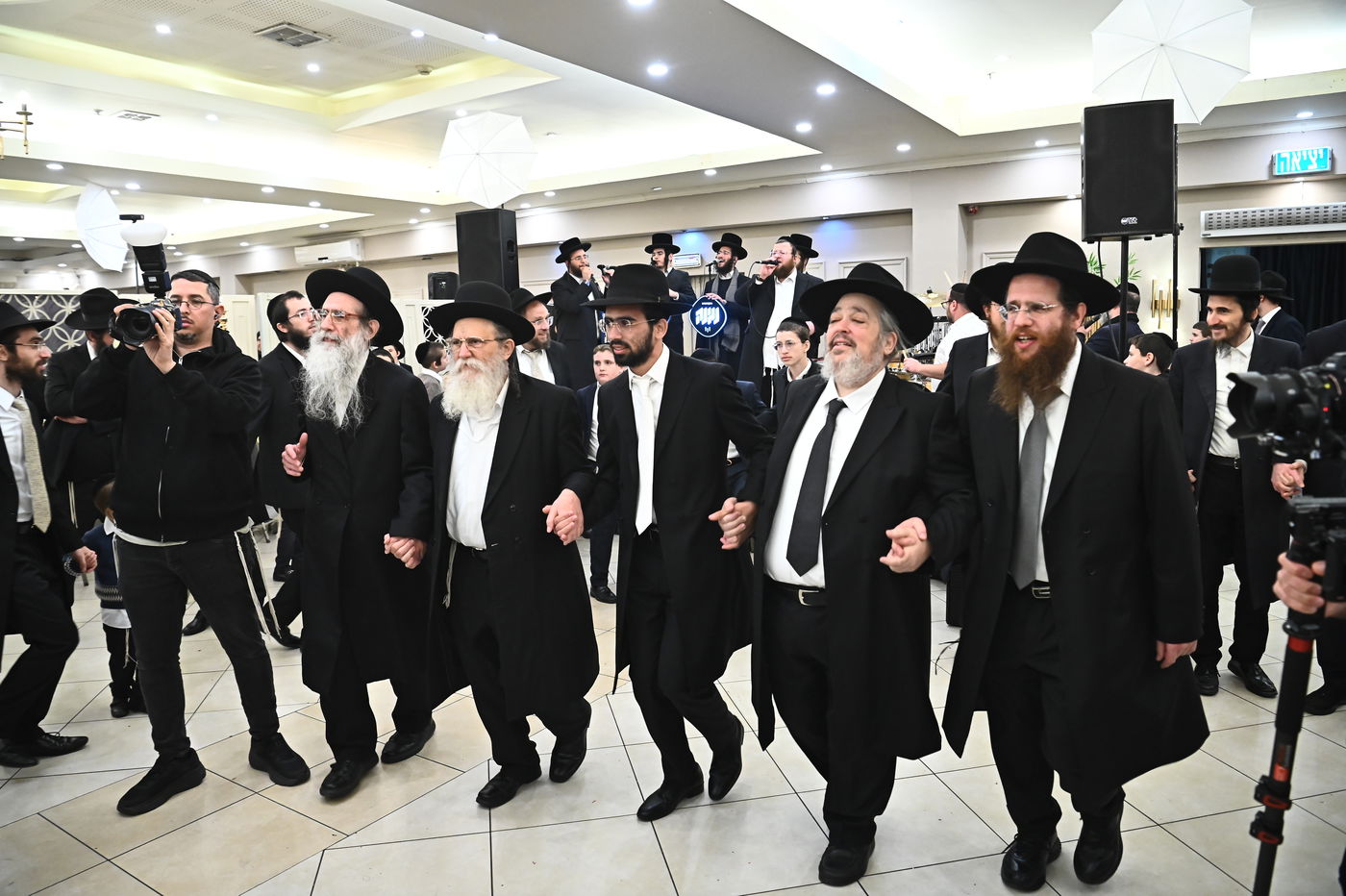 שמחת נישואי בנו של הרב יצחק קורלנסקי עם נכדת רבי שריאל רוזנברג