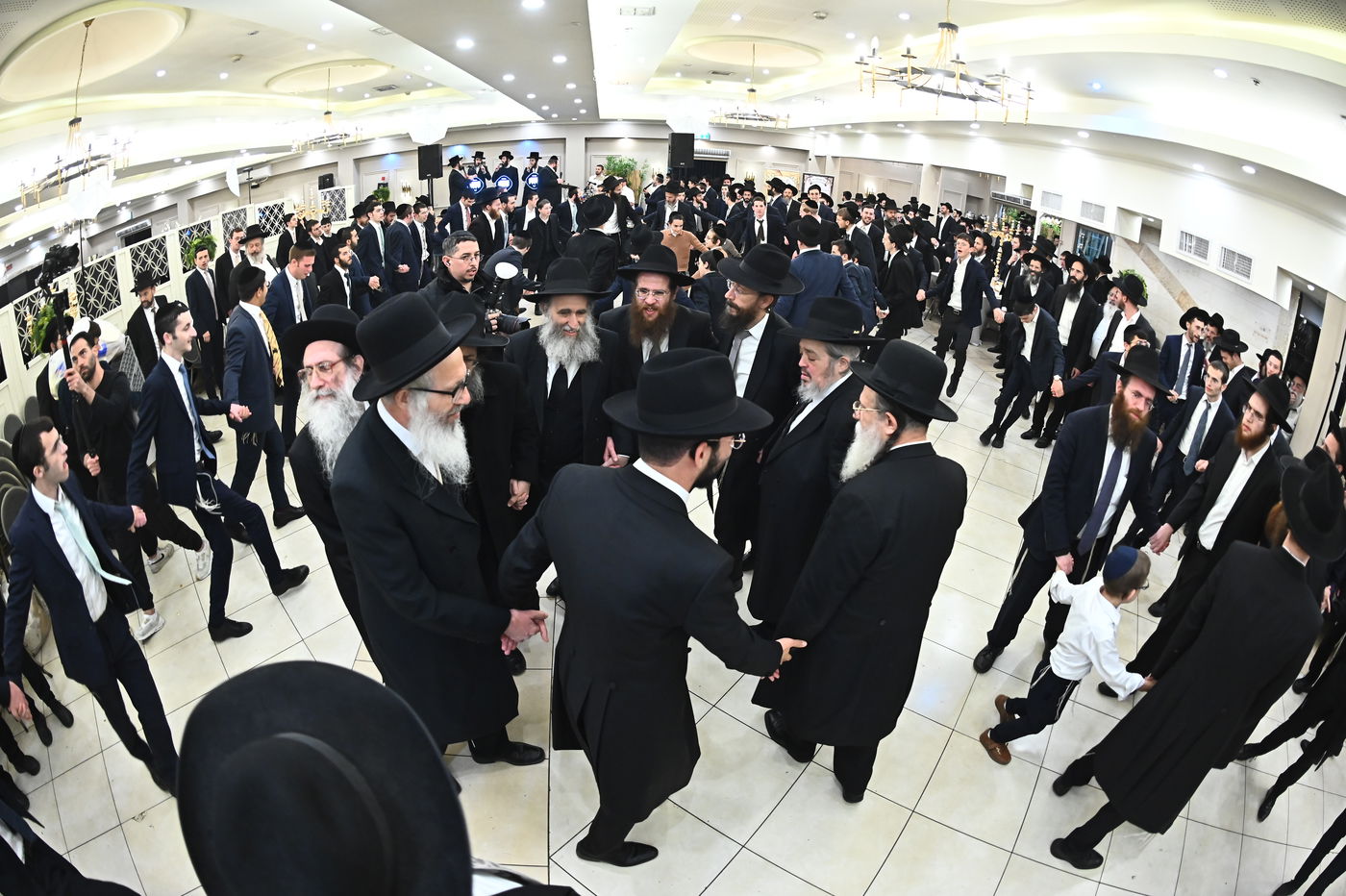 שמחת נישואי בנו של הרב יצחק קורלנסקי עם נכדת רבי שריאל רוזנברג