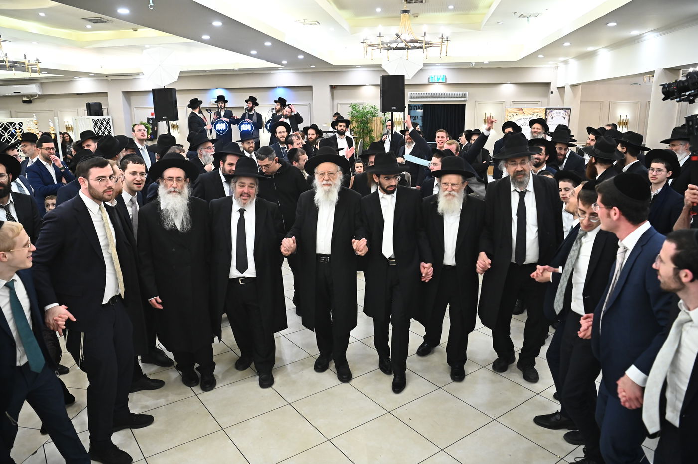 שמחת נישואי בנו של הרב יצחק קורלנסקי עם נכדת רבי שריאל רוזנברג