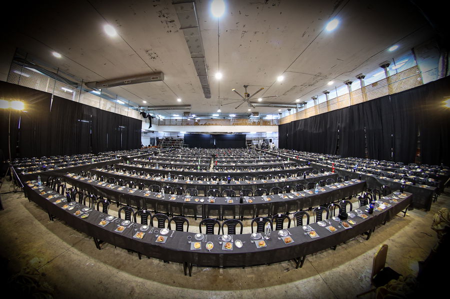 הכל מכוסה שחור - אירוע עם מפות וכסאות שחורות