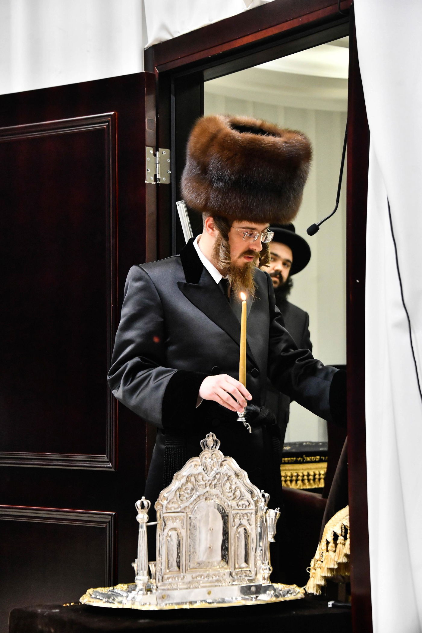 האדמו"ר מסאדיגורה בהדלקת נרות חנוכה 