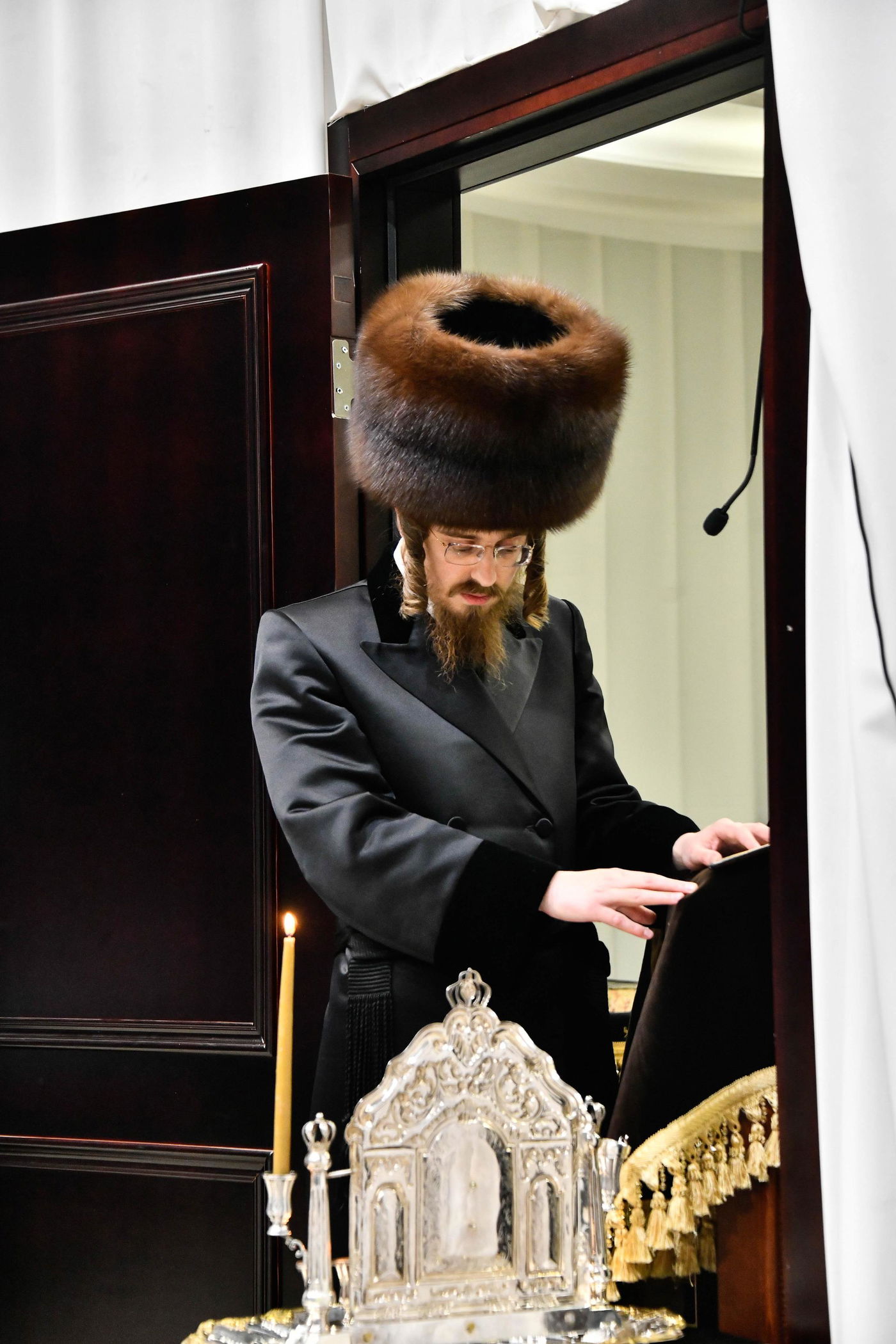 האדמו"ר מסאדיגורה בהדלקת נרות חנוכה 