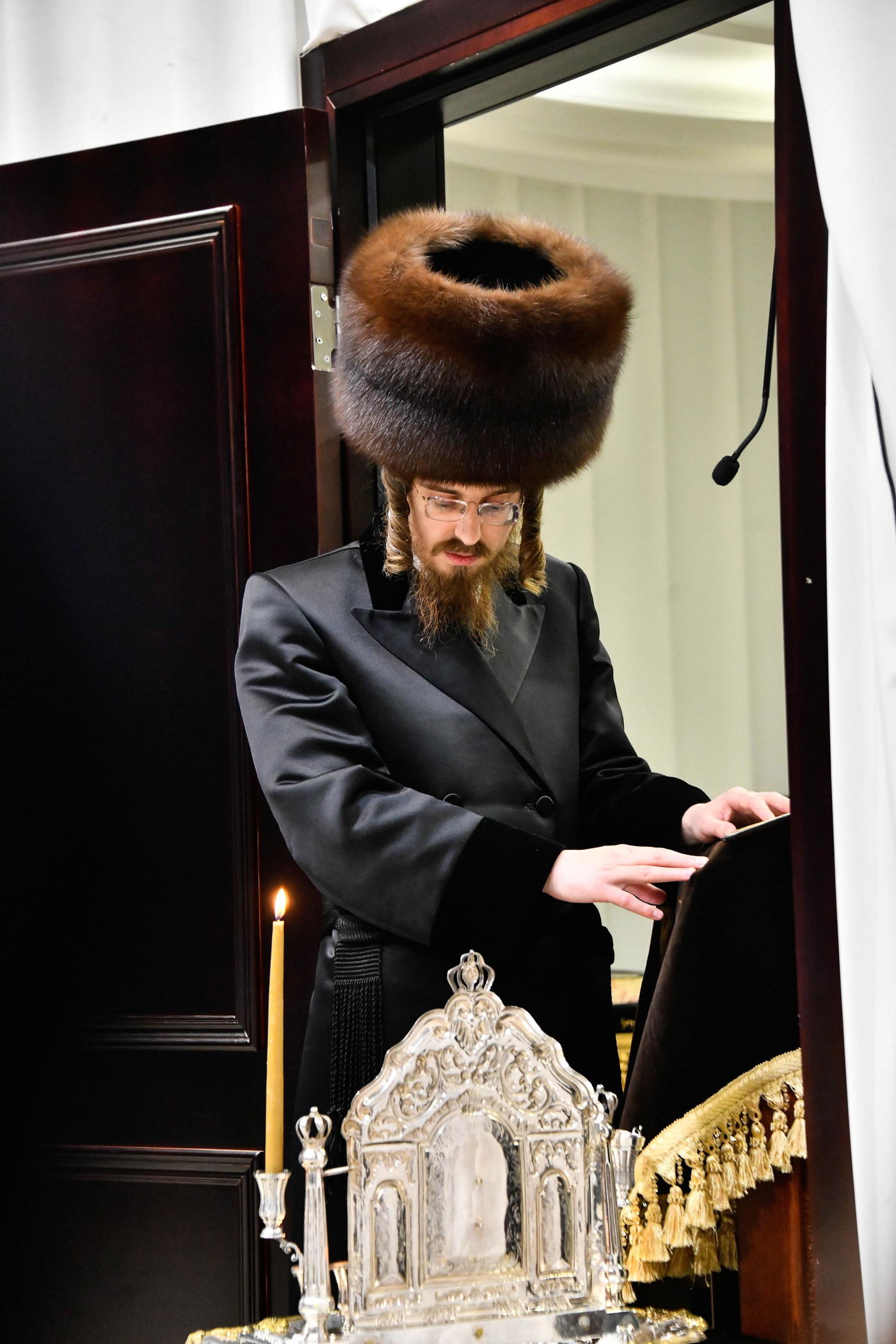 האדמו"ר מסאדיגורה בהדלקת נרות חנוכה 