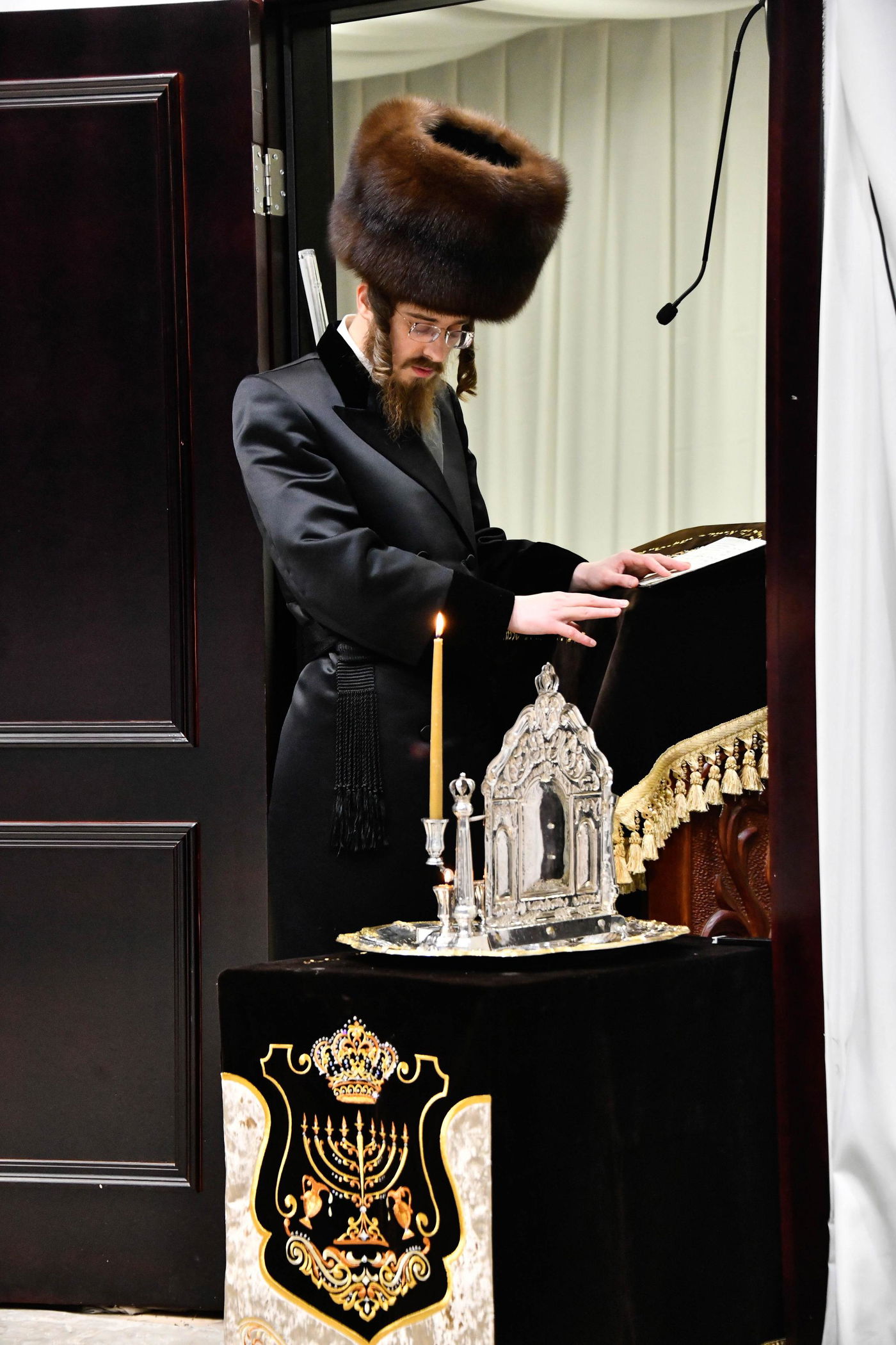 האדמו"ר מסאדיגורה בהדלקת נרות חנוכה 