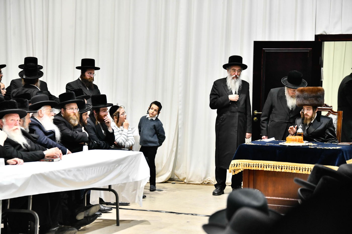 האדמו"ר מסאדיגורה בהדלקת נרות חנוכה 