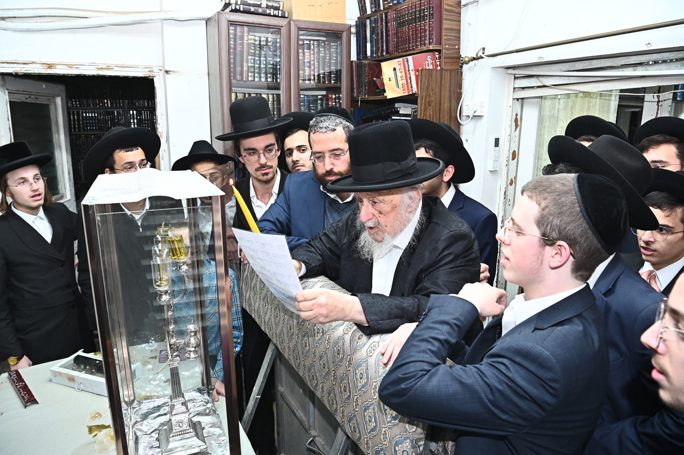 הגרב"ד פוברסקי בהדלקת נר חנוכה