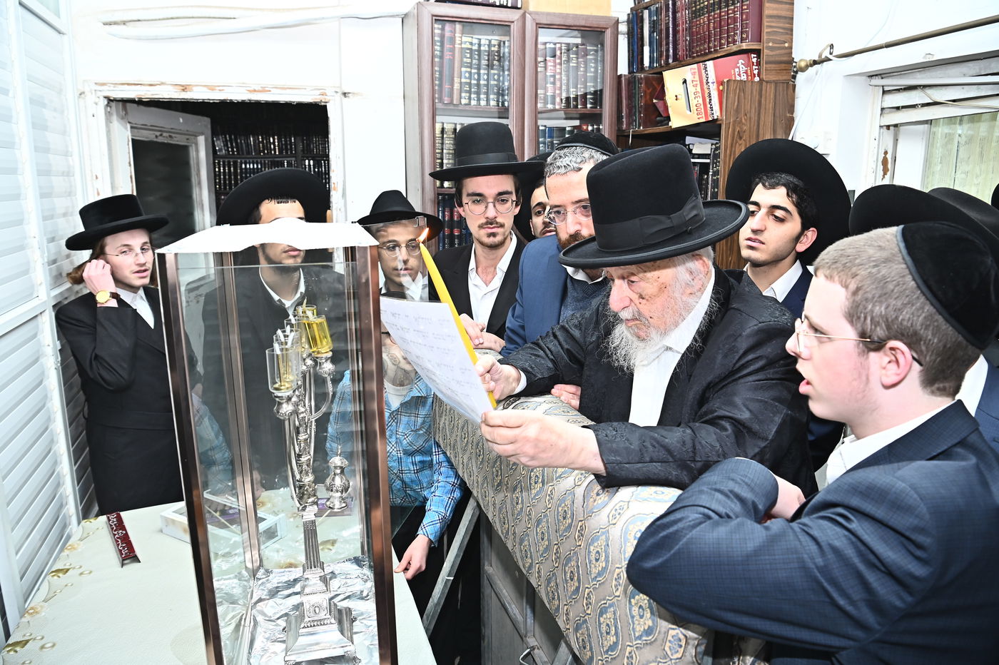 הגרב"ד פוברסקי בהדלקת נר חנוכה