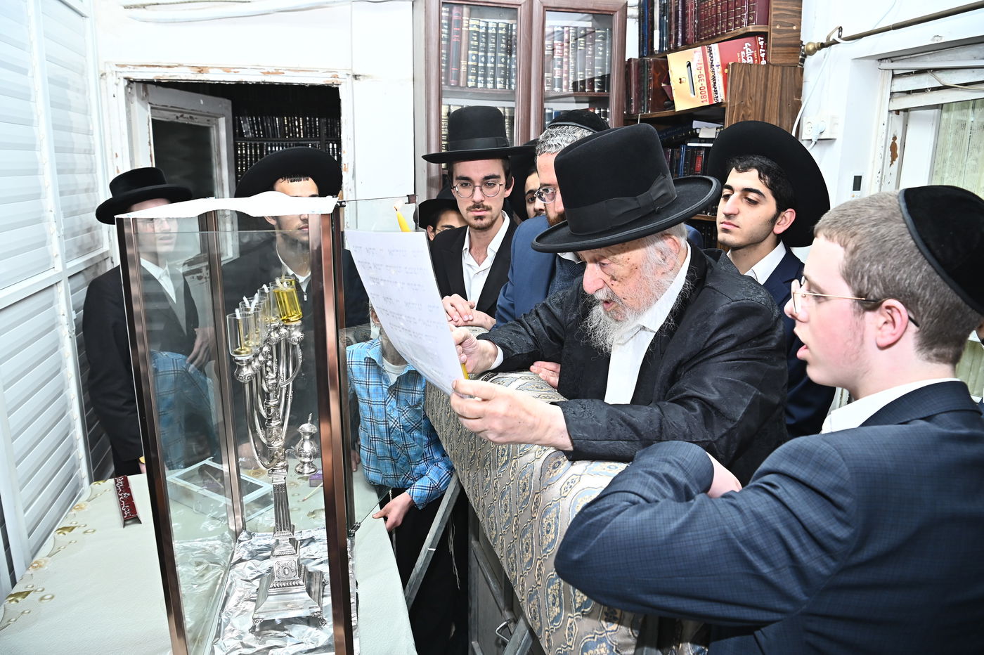 הגרב"ד פוברסקי בהדלקת נר חנוכה