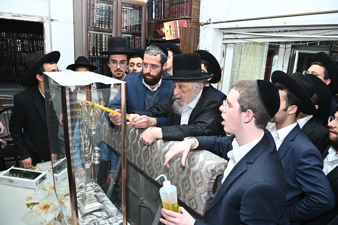 הגרב"ד פוברסקי בהדלקת נר חנוכה