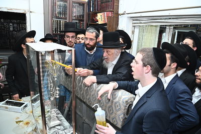 הגרב"ד פוברסקי בהדלקת נר חנוכה