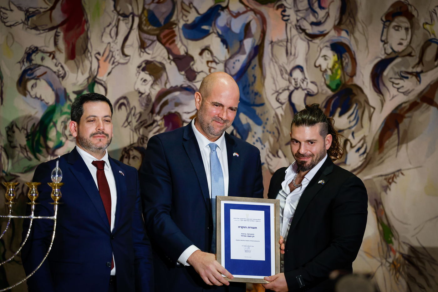 כך נראית הדלקת נר ראשון של חנוכה בכנסת - וכך זה נראה בשטח אויב | גלריה