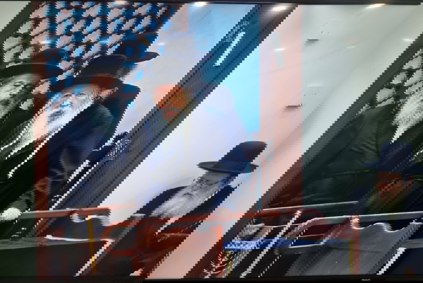 הרבי מגור בהדלקת נרות חנוכה