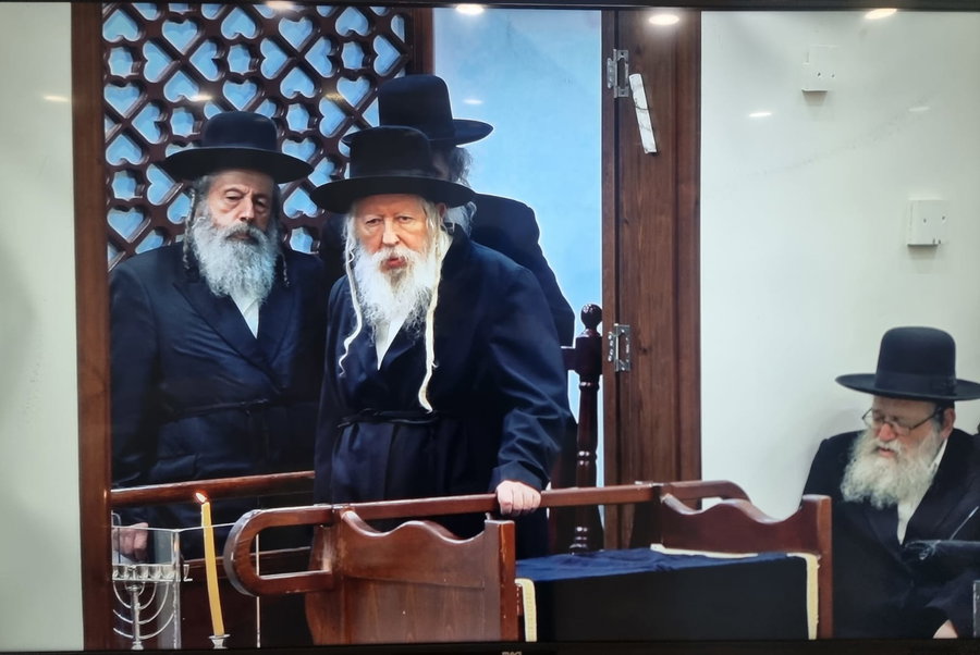 הרבי מגור בהדלקת נרות חנוכה