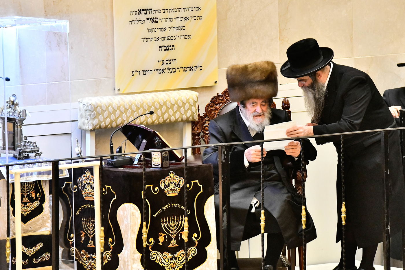 האדמו"ר מויז'ניץ בהדלקת נר ראשון דחנוכה