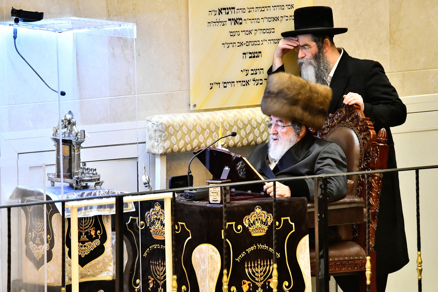 האדמו"ר מויז'ניץ בהדלקת נר ראשון דחנוכה