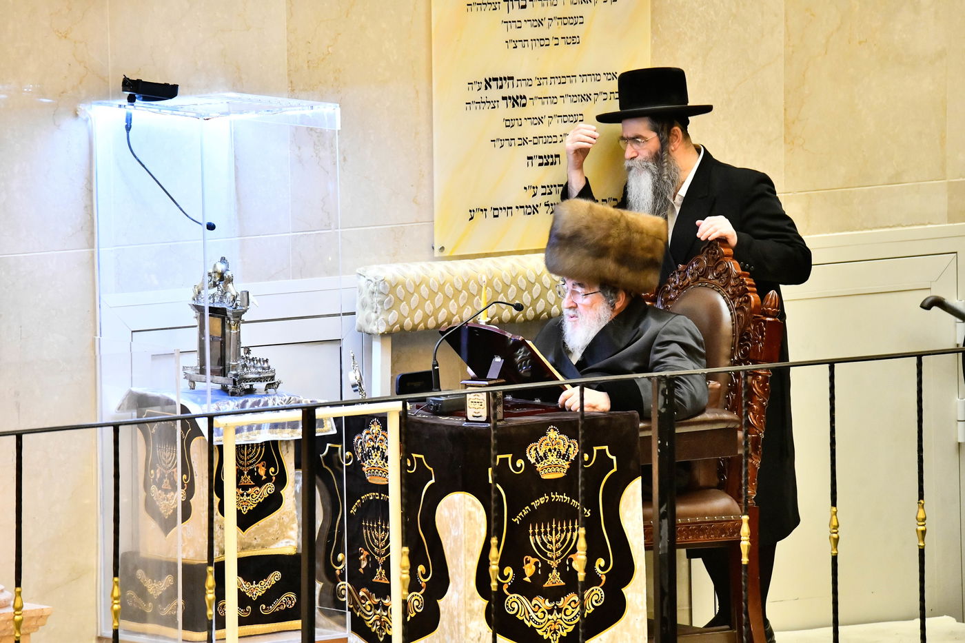 האדמו"ר מויז'ניץ בהדלקת נר ראשון דחנוכה