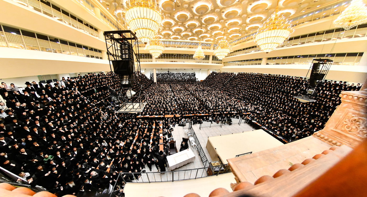 האדמו"ר מויז'ניץ בהדלקת נר ראשון דחנוכה