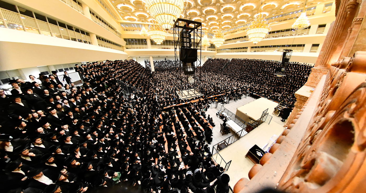 האדמו"ר מויז'ניץ בהדלקת נר ראשון דחנוכה