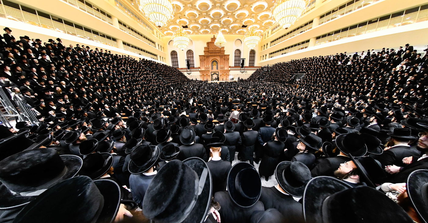 האדמו"ר מויז'ניץ בהדלקת נר ראשון דחנוכה