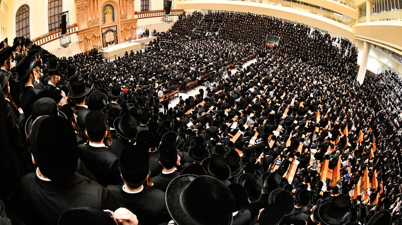 האדמו"ר מויז'ניץ בהדלקת נר ראשון דחנוכה