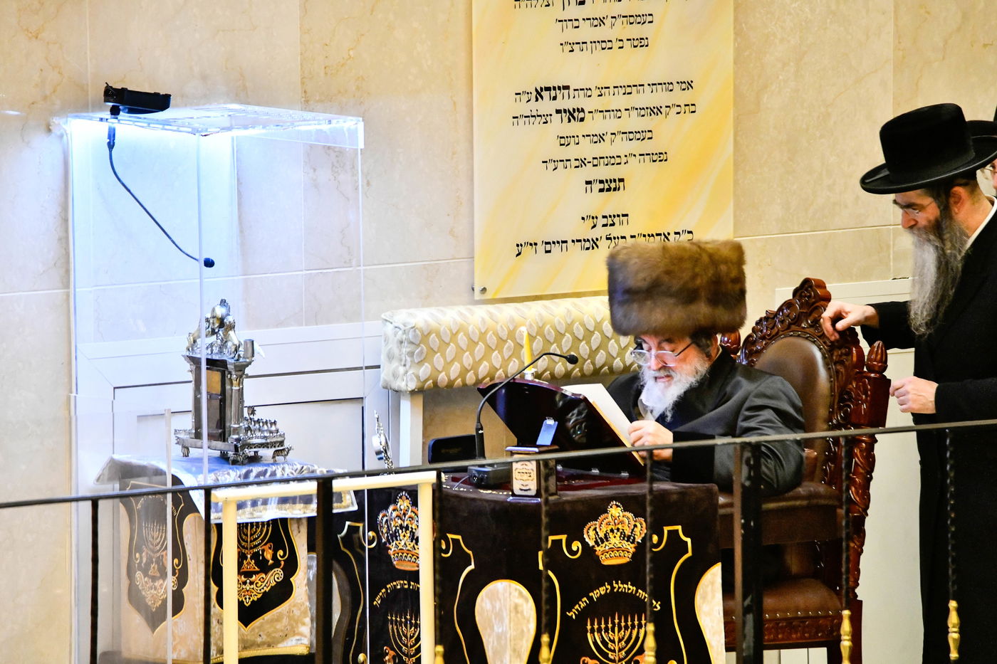 האדמו"ר מויז'ניץ בהדלקת נר ראשון דחנוכה