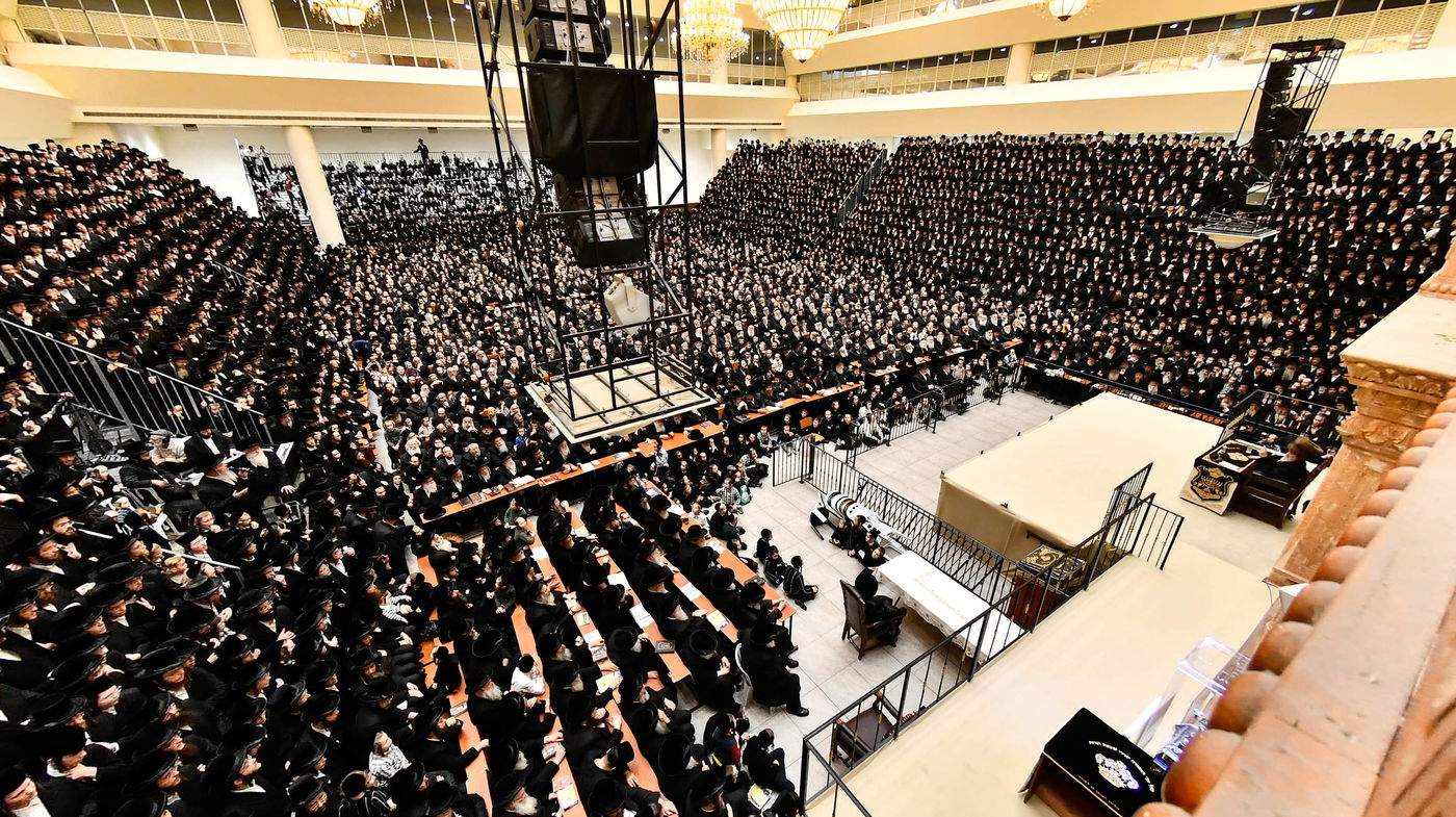 האדמו"ר מויז'ניץ בהדלקת נר ראשון דחנוכה