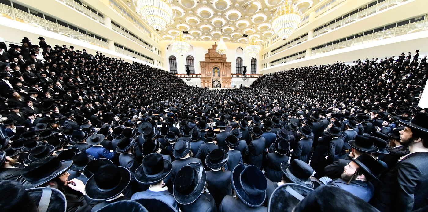 האדמו"ר מויז'ניץ בהדלקת נר ראשון דחנוכה