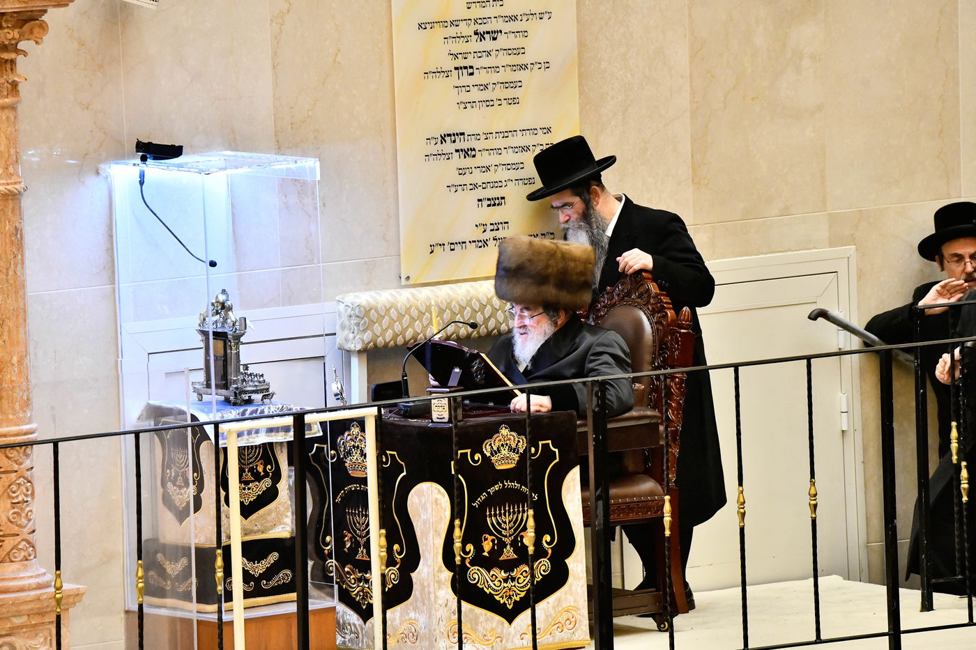 האדמו"ר מויז'ניץ בהדלקת נר ראשון דחנוכה