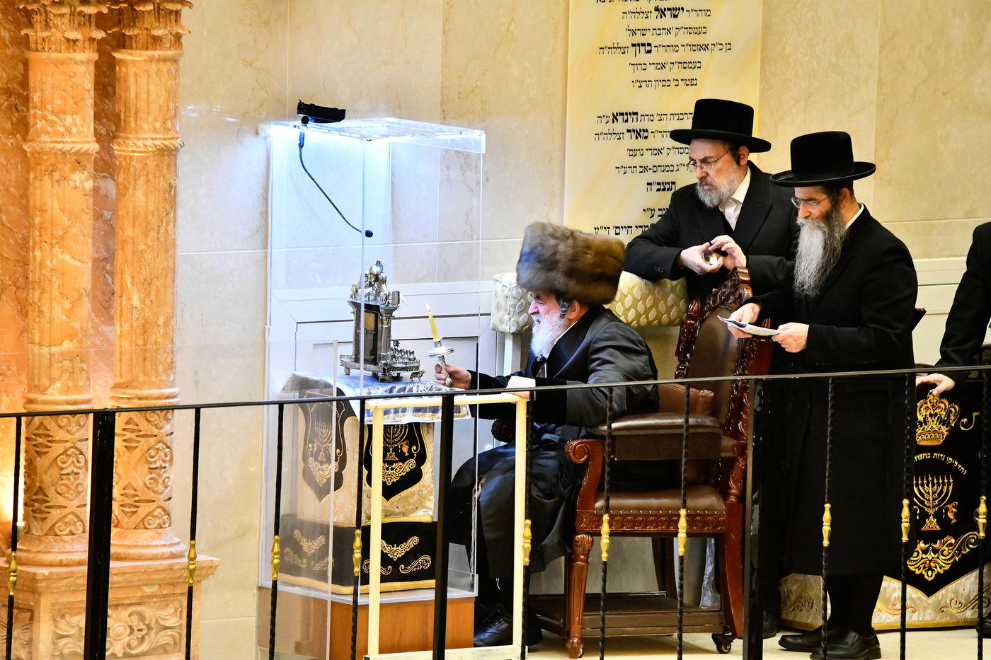 האדמו"ר מויז'ניץ בהדלקת נר ראשון דחנוכה