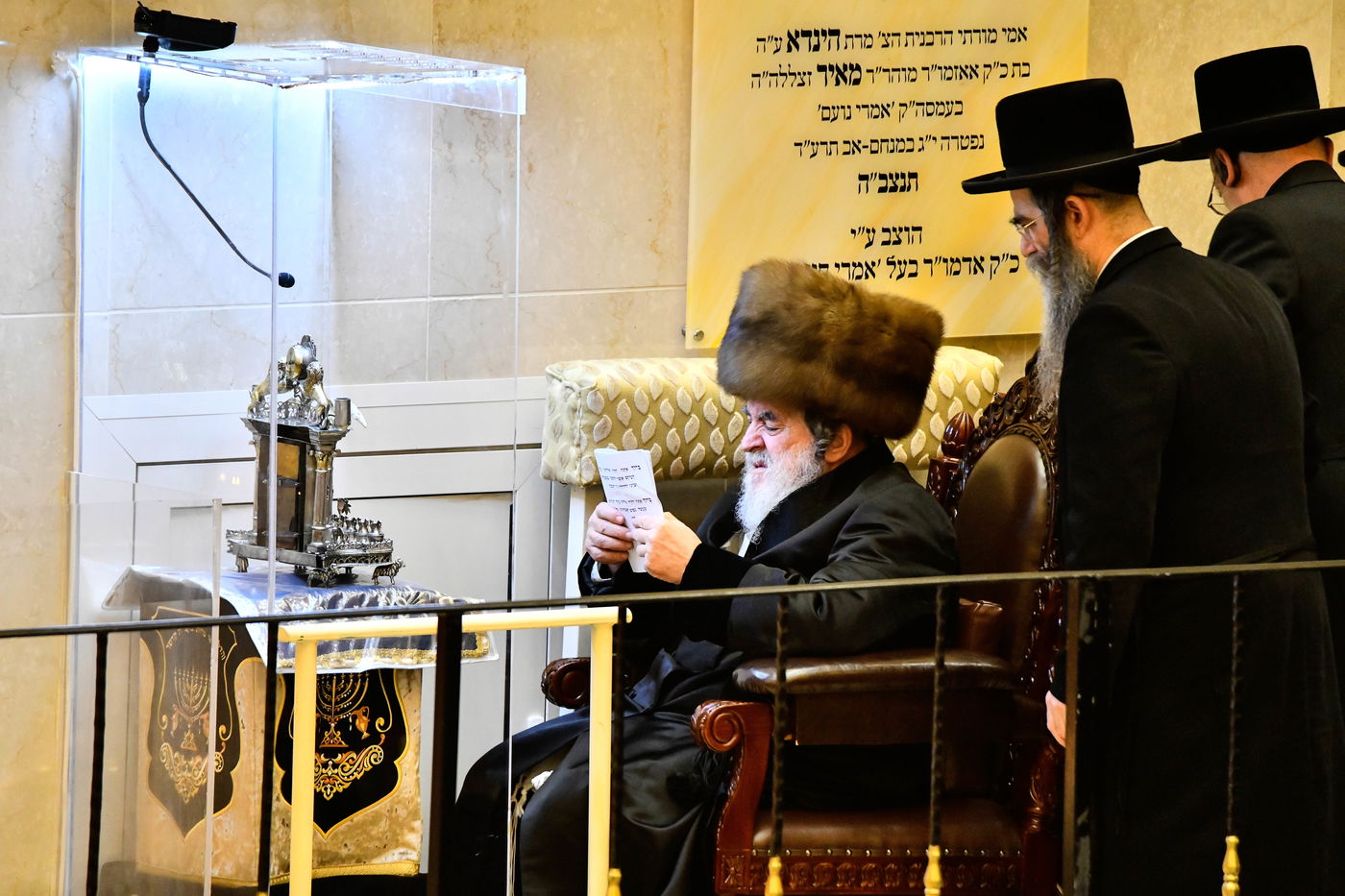 האדמו"ר מויז'ניץ בהדלקת נר ראשון דחנוכה