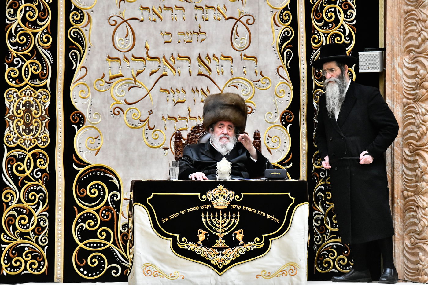 האדמו"ר מויז'ניץ בהדלקת נר ראשון דחנוכה