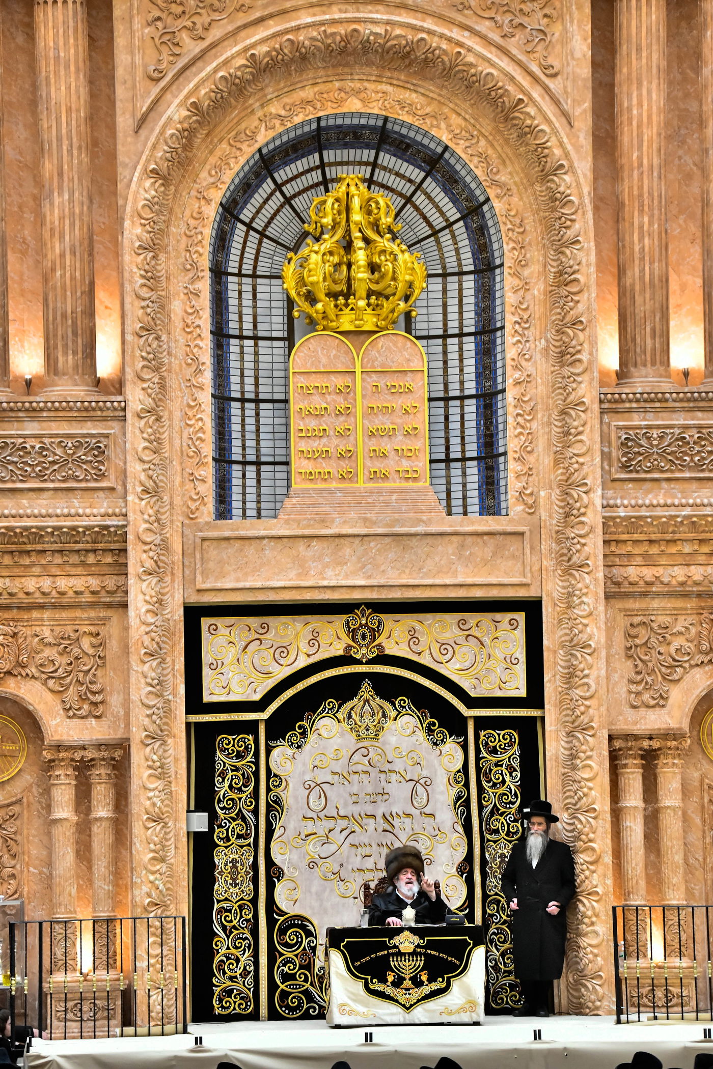 האדמו"ר מויז'ניץ בהדלקת נר ראשון דחנוכה