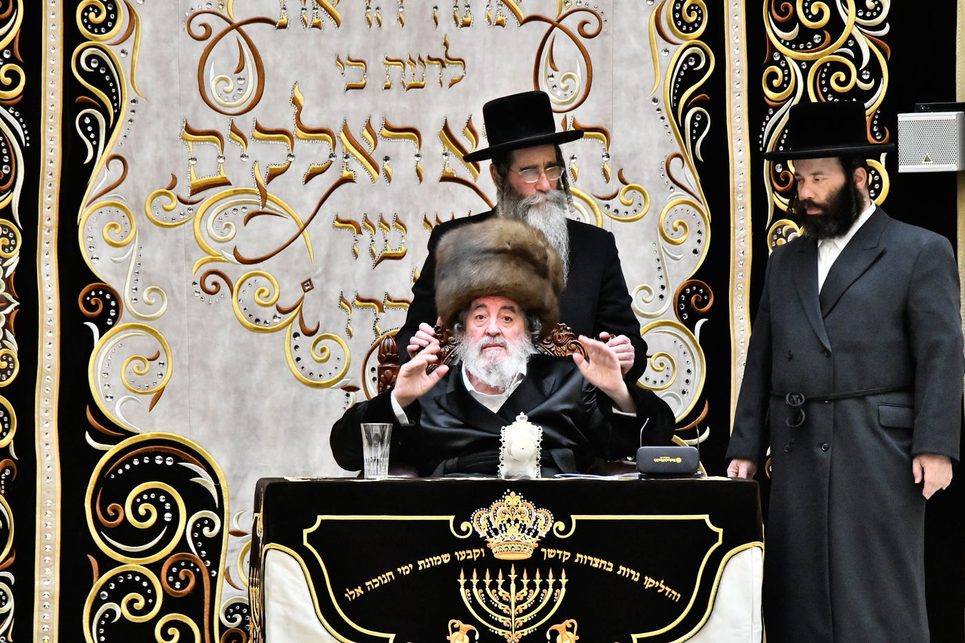 האדמו"ר מויז'ניץ בהדלקת נר ראשון דחנוכה