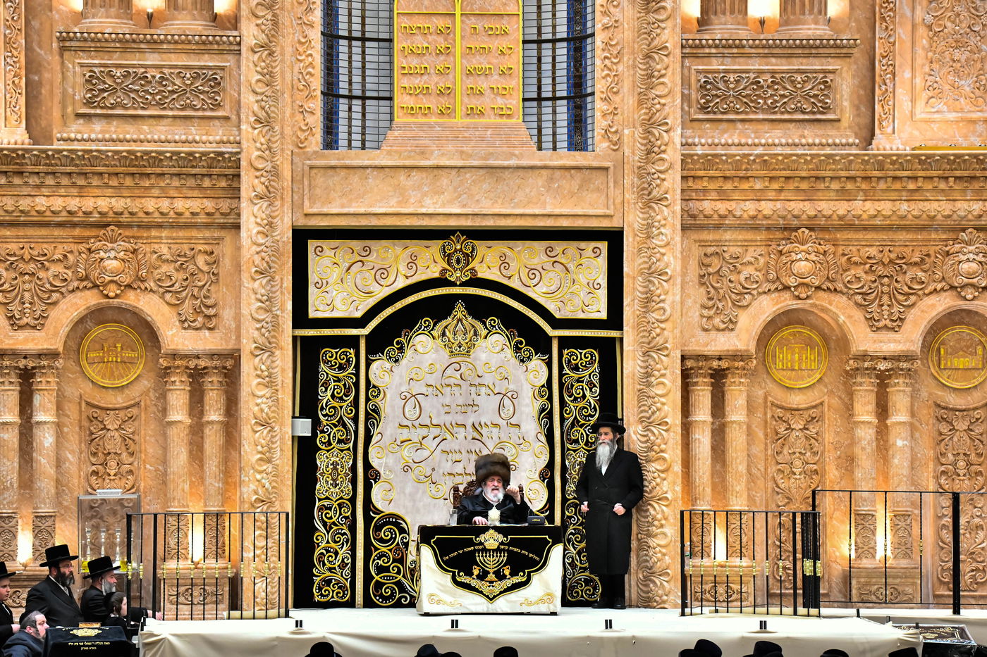 האדמו"ר מויז'ניץ בהדלקת נר ראשון דחנוכה