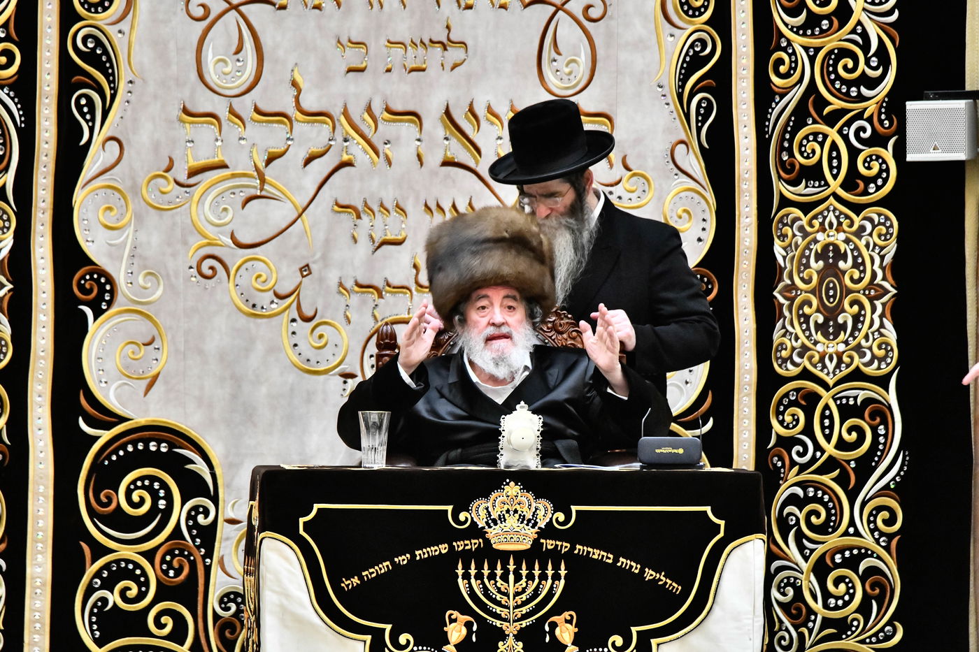 האדמו"ר מויז'ניץ בהדלקת נר ראשון דחנוכה