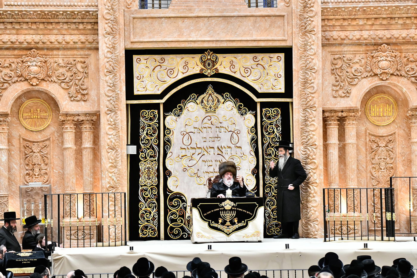 האדמו"ר מויז'ניץ בהדלקת נר ראשון דחנוכה