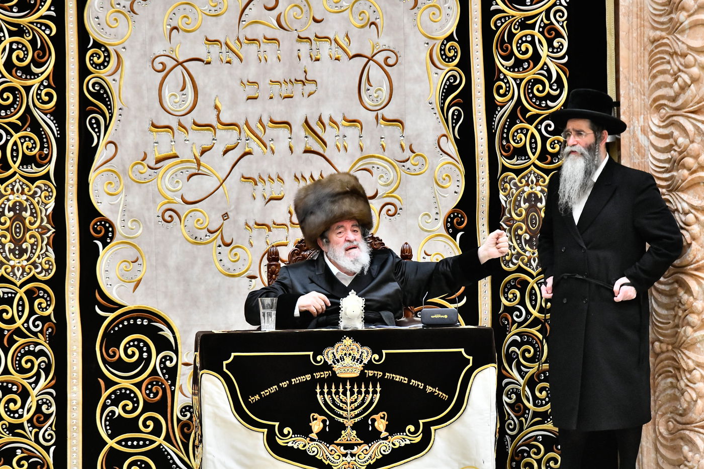 האדמו"ר מויז'ניץ בהדלקת נר ראשון דחנוכה