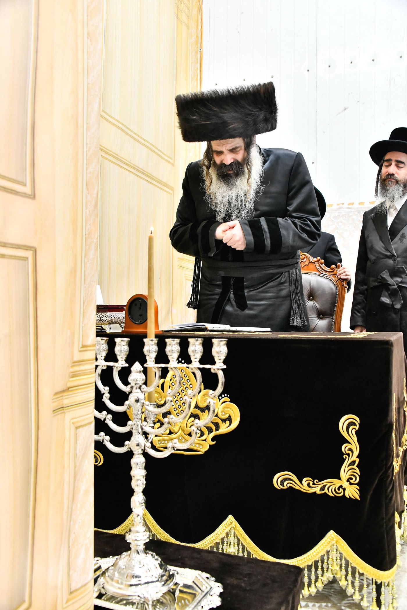 האדמו"ר מזוטשקא בהדלקת נרות חנוכה