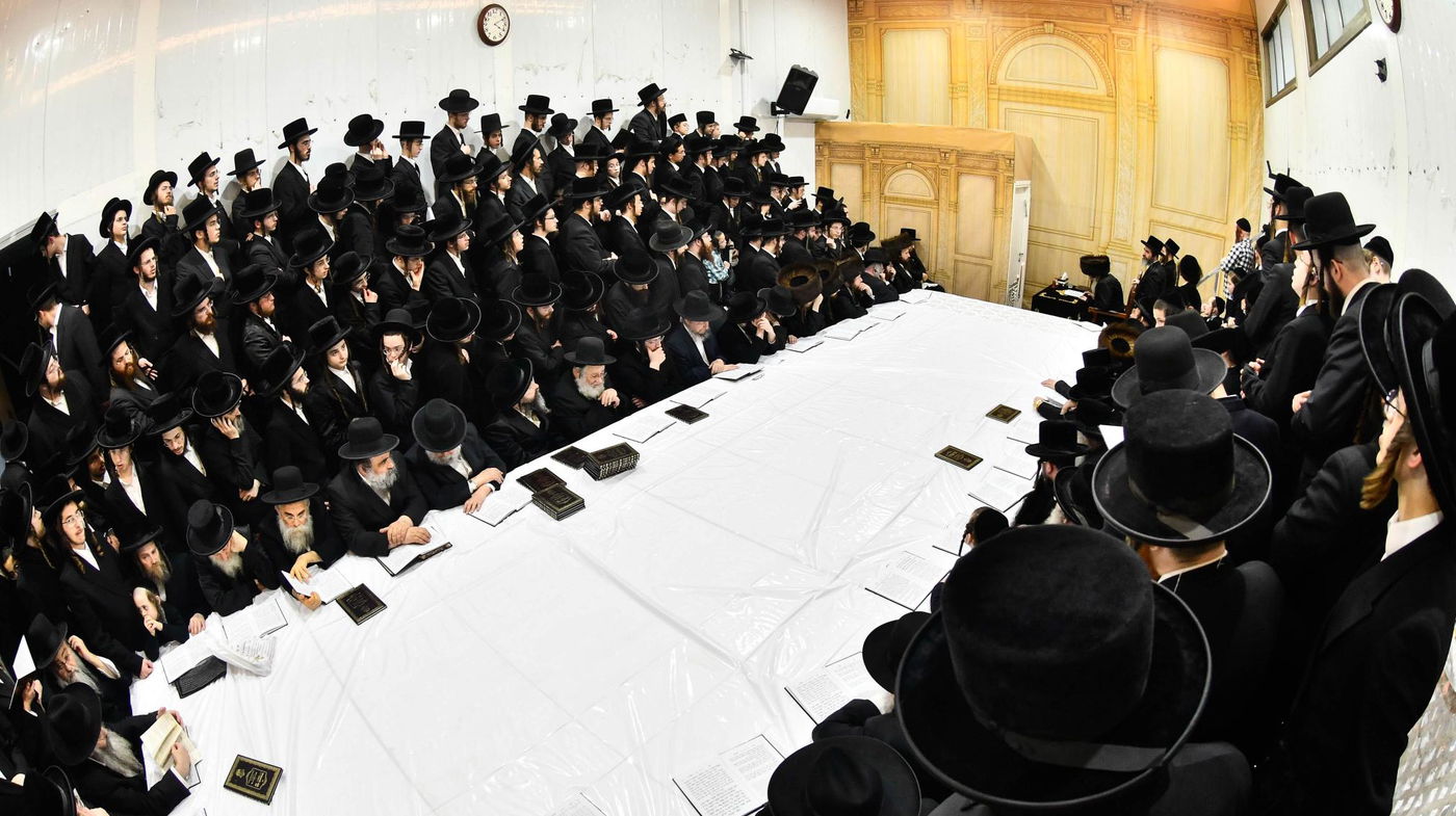 האדמו"ר מזוטשקא בהדלקת נרות חנוכה