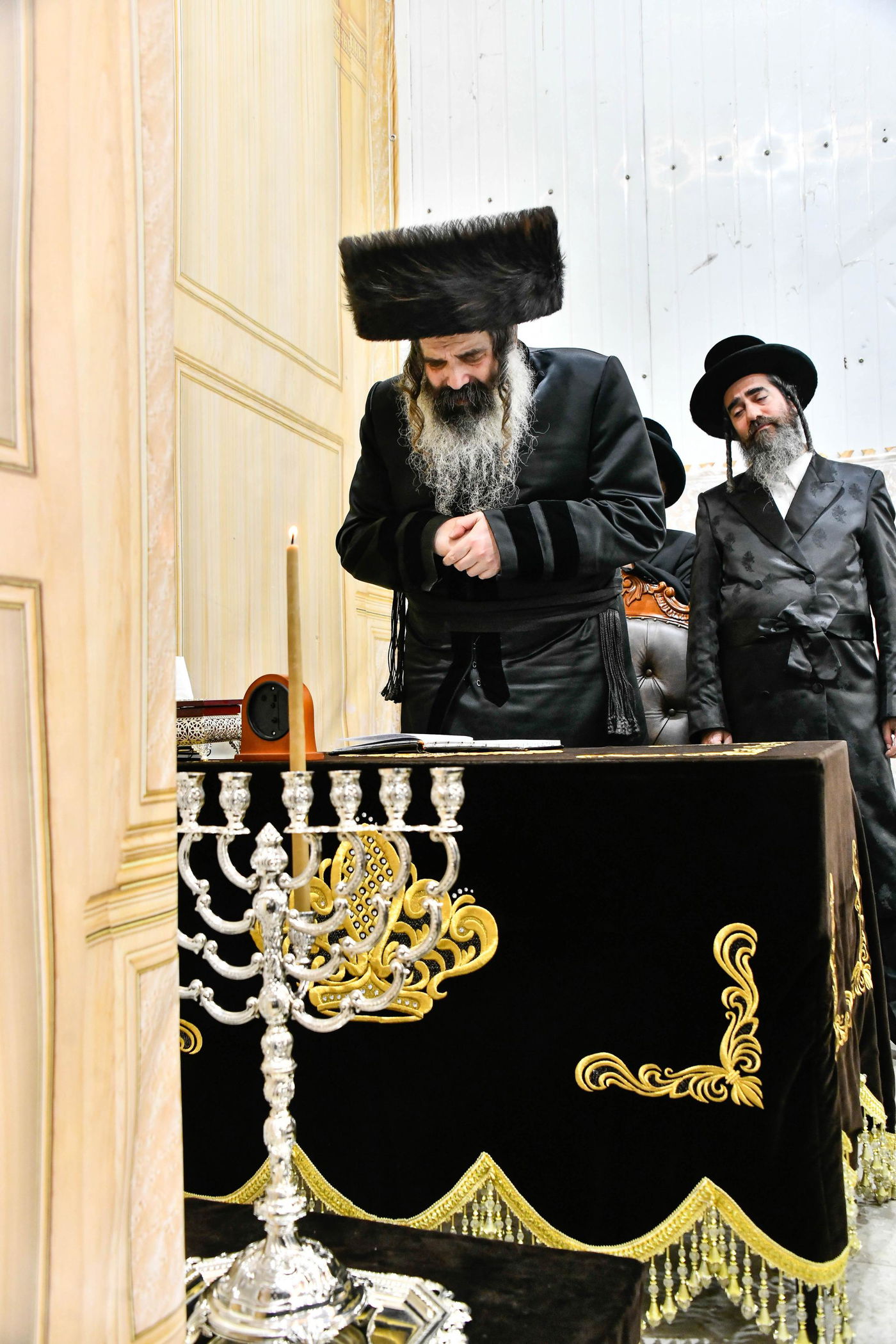 האדמו"ר מזוטשקא בהדלקת נרות חנוכה